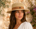 Chapeau Rosalia en paille naturelle à ruban camel porté en terrasse ensoleillée