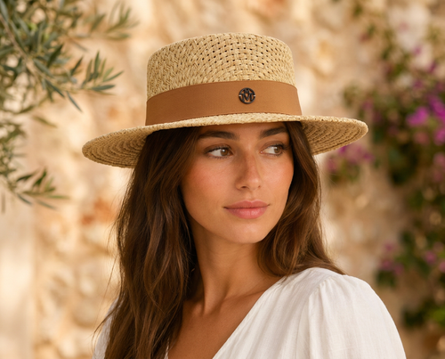 Chapeau Rosalia en paille naturelle à ruban camel porté en terrasse ensoleillée