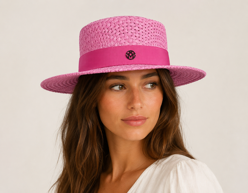 Chapeau Rosalia en paille tressée rose porté par une femme